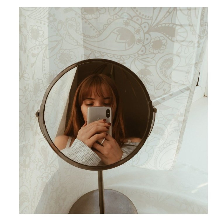 Девушка в круглом зеркале