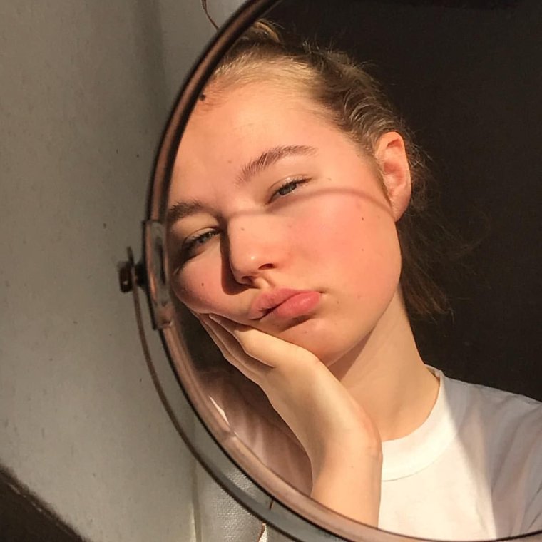 Девушка в зеркале Эстетика