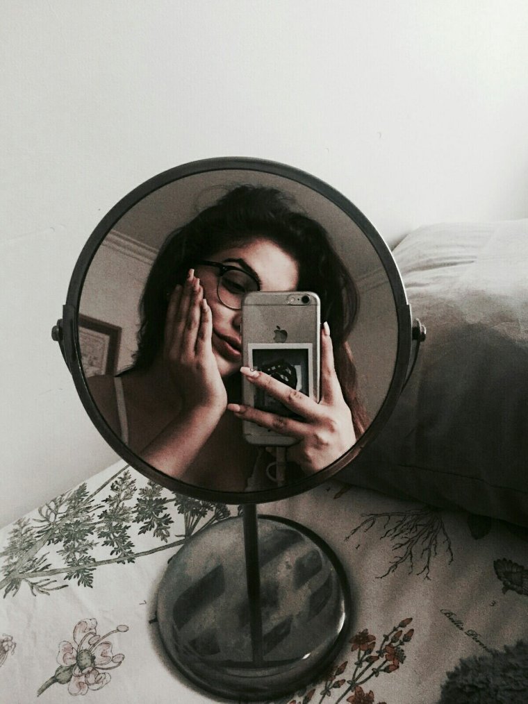 Девушка в круглом зеркале