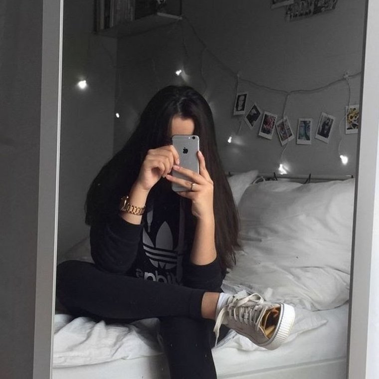 Девушка с темными волосами в зеркале