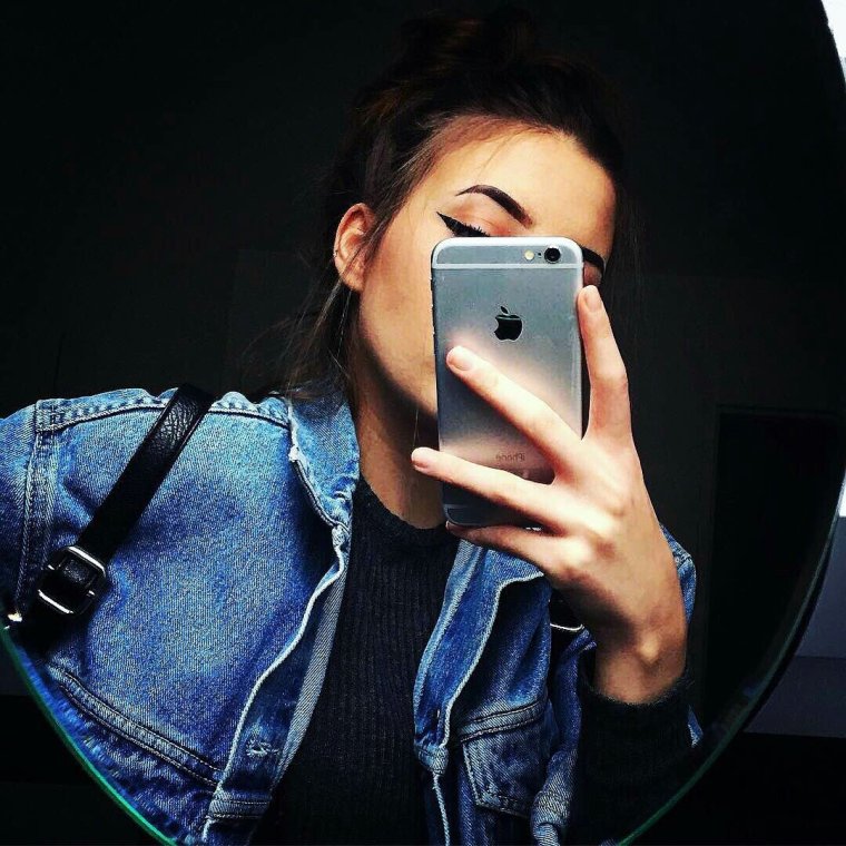 Девушка с айфоном