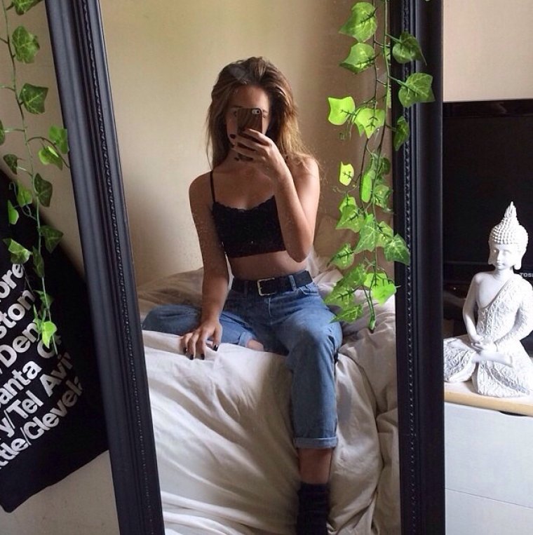 Красивая девочка в зеркале