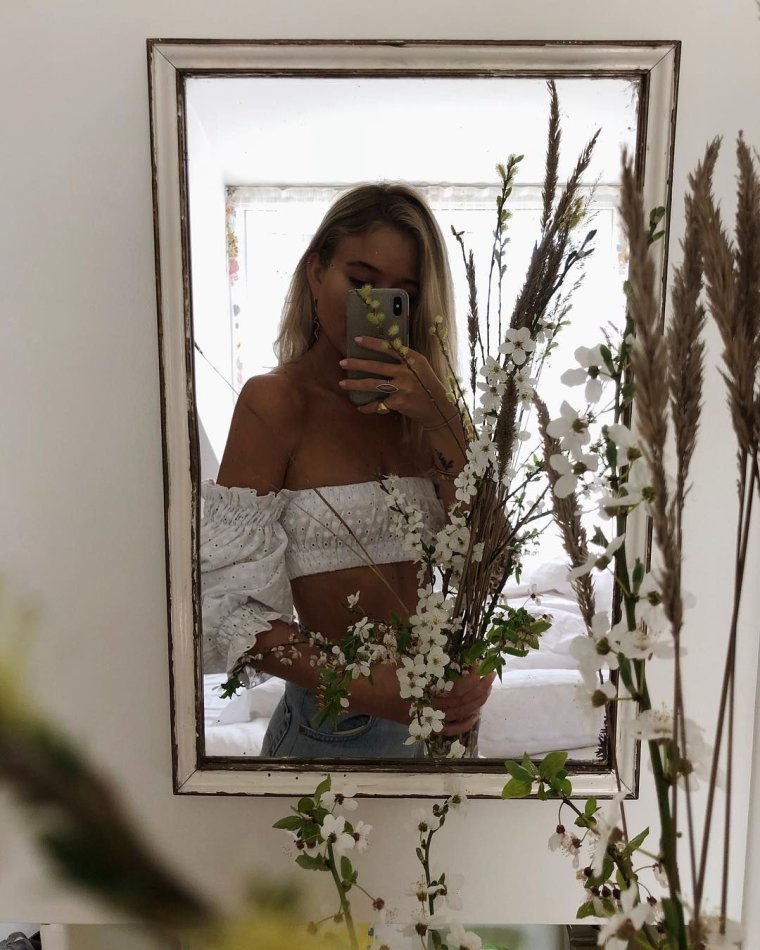 Девушка в зеркале Эстетика