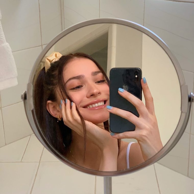 Красивое селфи в зеркале