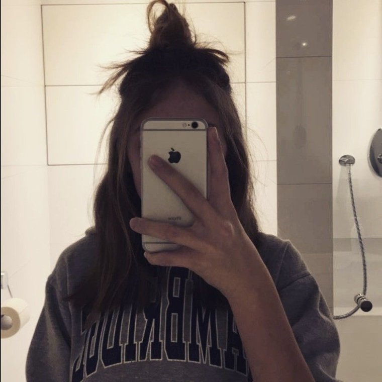 Девушка с айфоном 13 лет