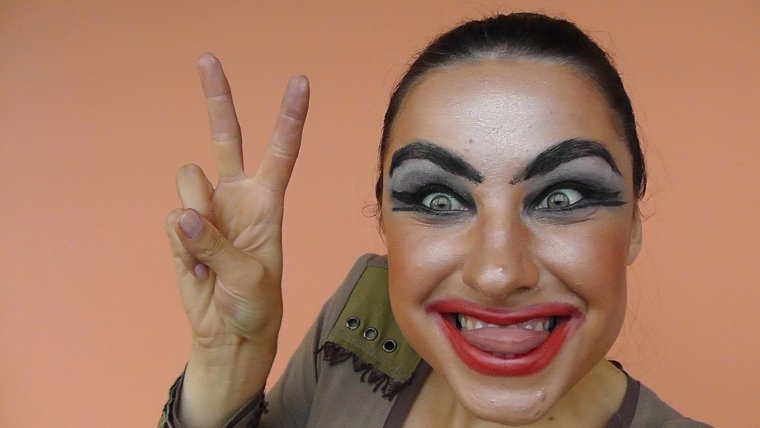 Сильно накрашенная женщина