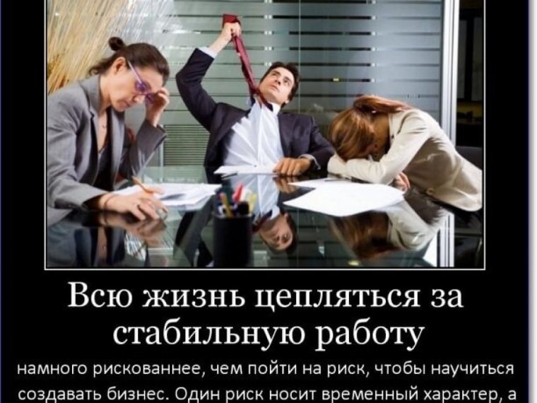 Скелет сидит за компьютером