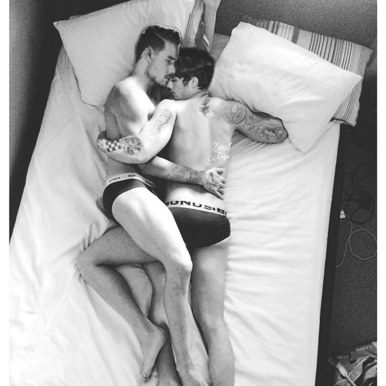 Парни обнимаются в постели