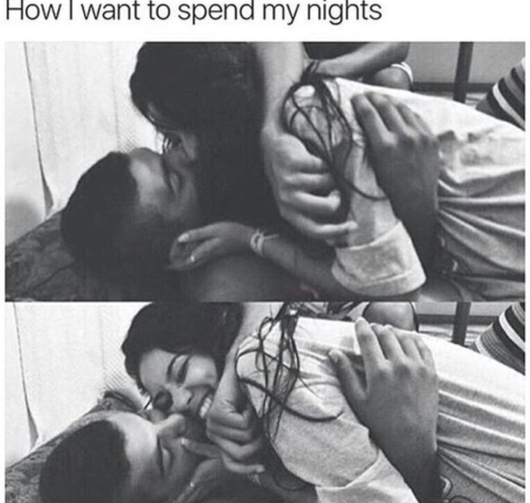 Обнимаются в кровати