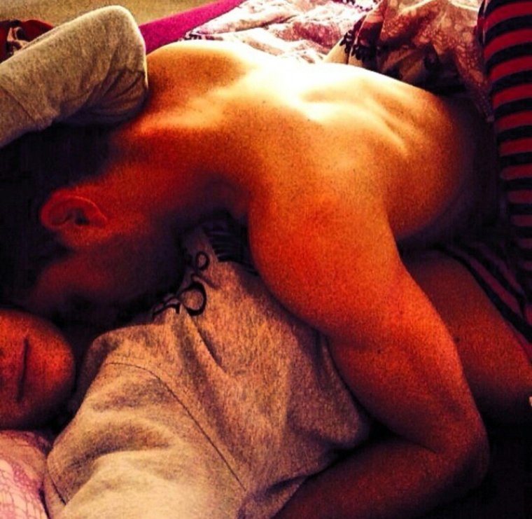 Парень и девушка в постели без лица