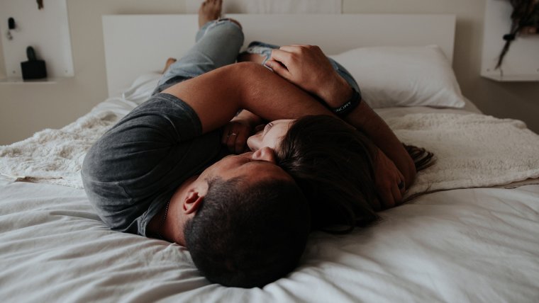 Лежат в постели