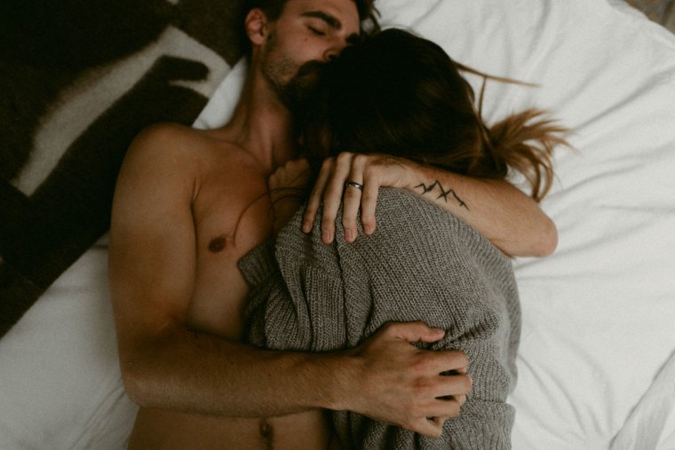 Обнимает в постели