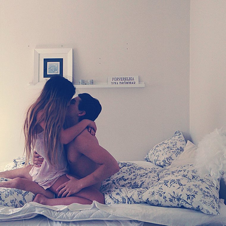 Парень и девушка в кровати