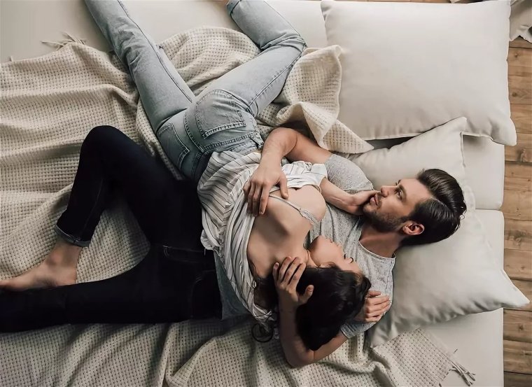 Мужчина и женщина в кровати