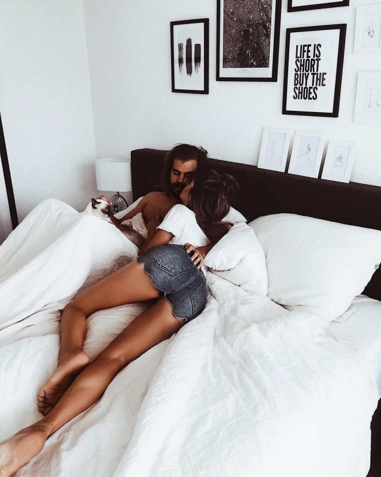 Парни лежат в обнимку