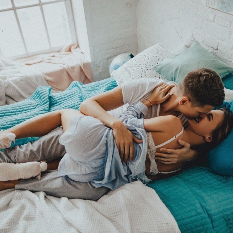Влюбленные в кровати
