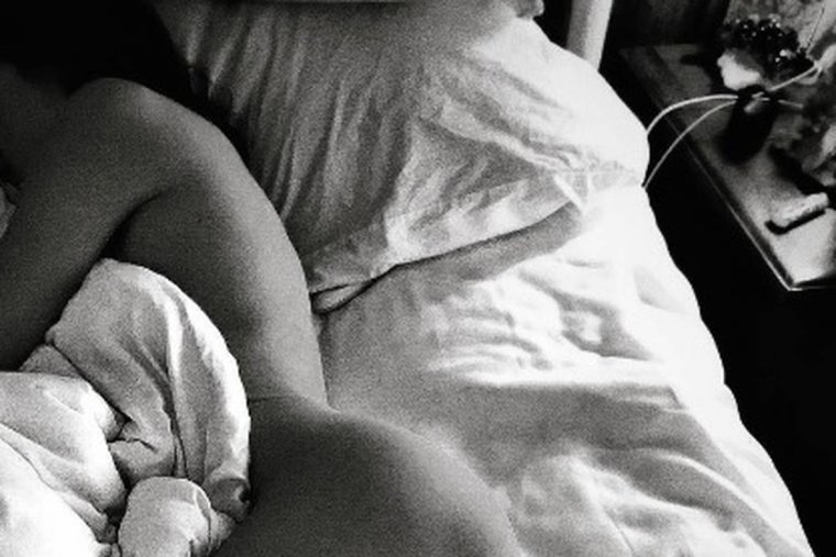 Объятия со спины в кровати