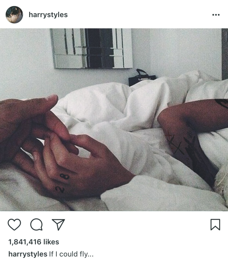 Объятия в постели без лиц