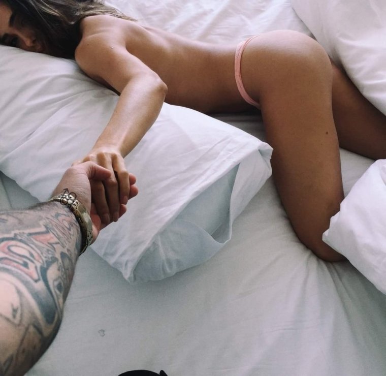 Поцелуи парочек на кровати