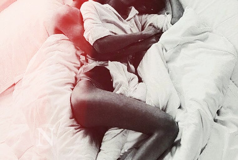 Обнимашки людей в кровати