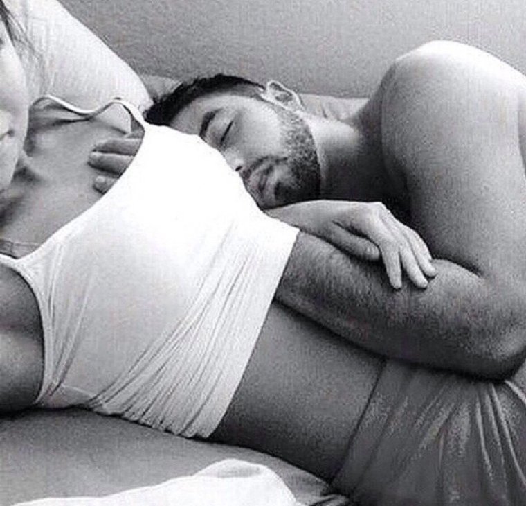 Селфи пары в постели