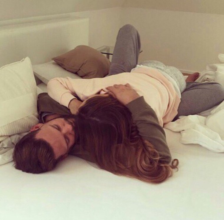 Лежат в обнимку