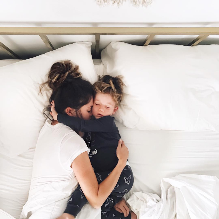 Парень и девушка обнимаются