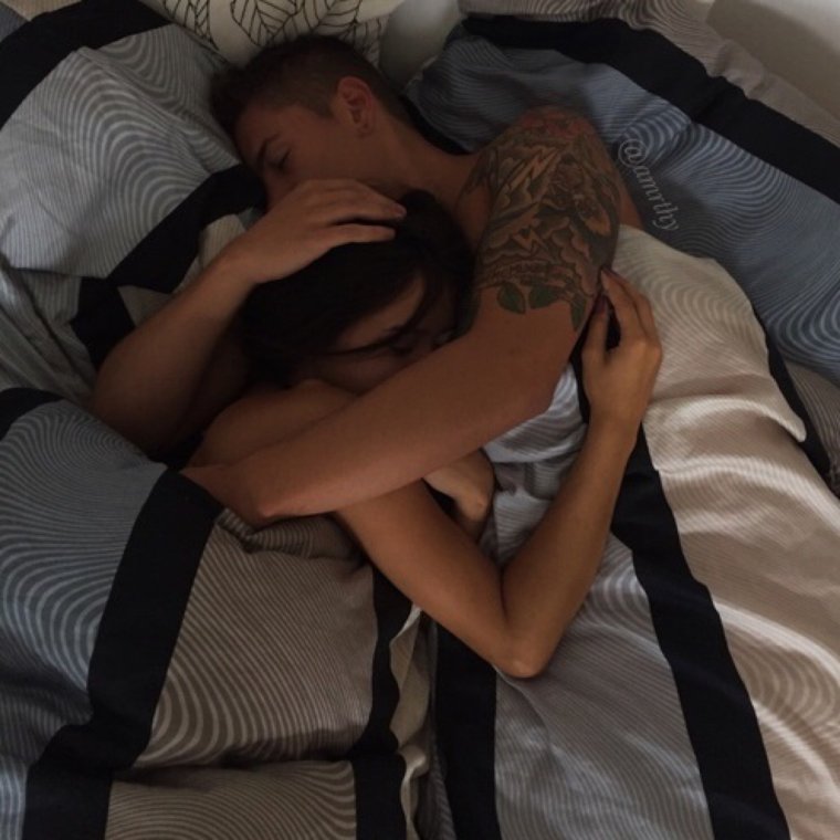 Обнимашки в кровати