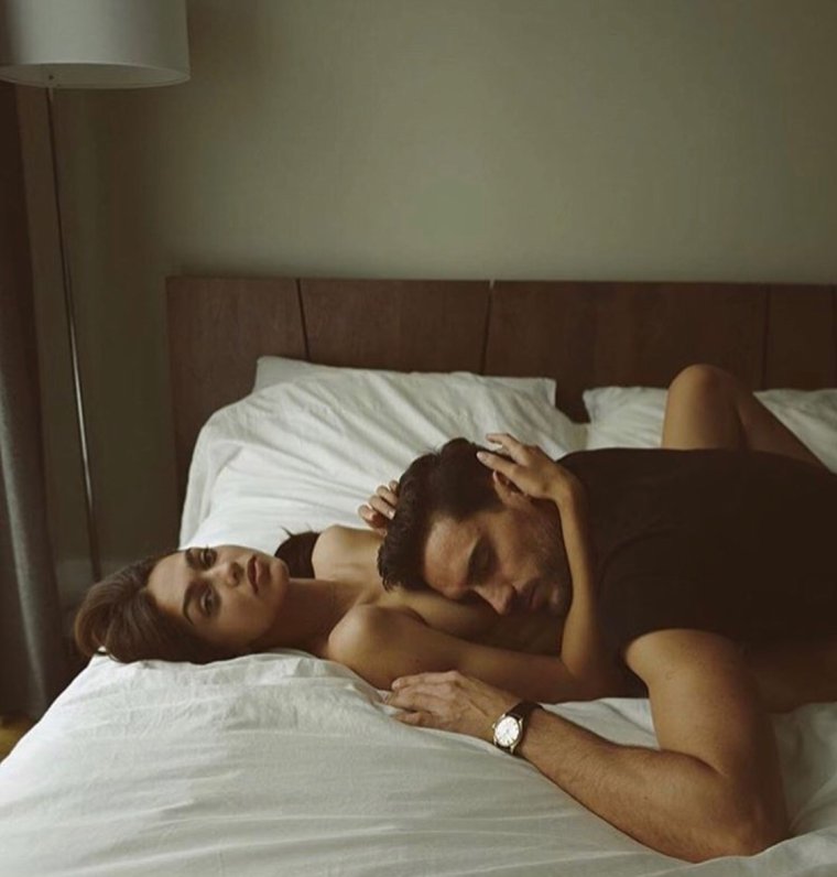 Обнимаются в постели