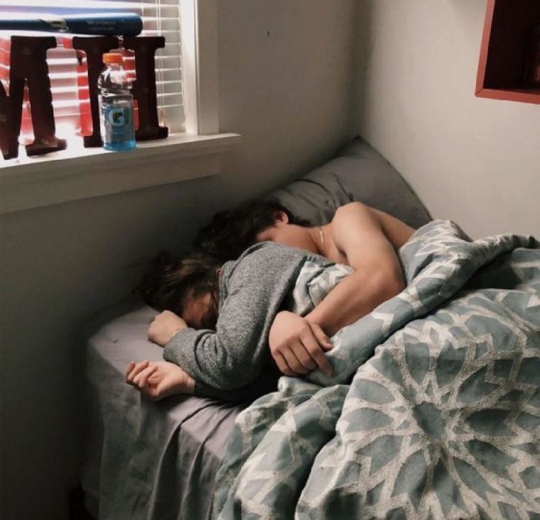 Парень и девушка в кровати