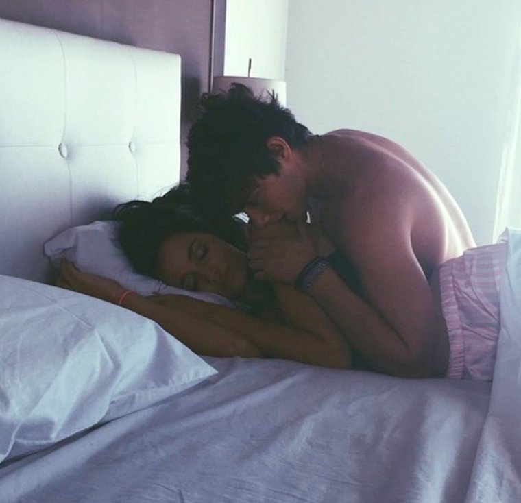 Обнимашки в кровати