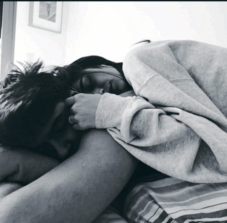 Пара обнимается в кровати