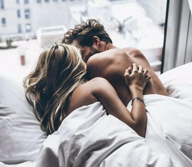 Утренние обнимашки в постели