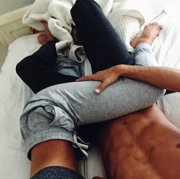 Закинув ногу на мужчину