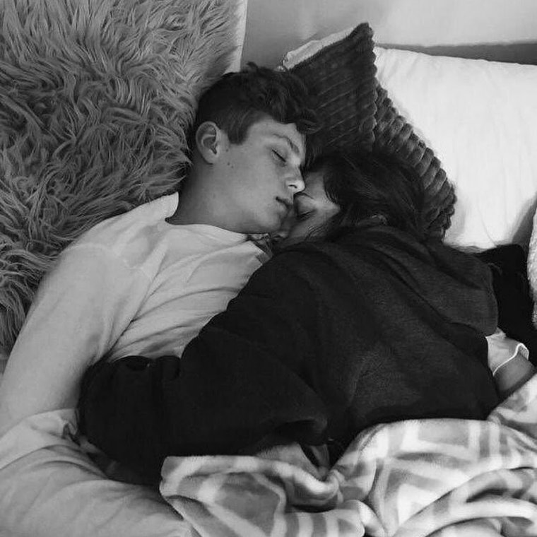 Лежат вместе