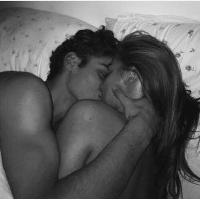 Обнимаются в кровати