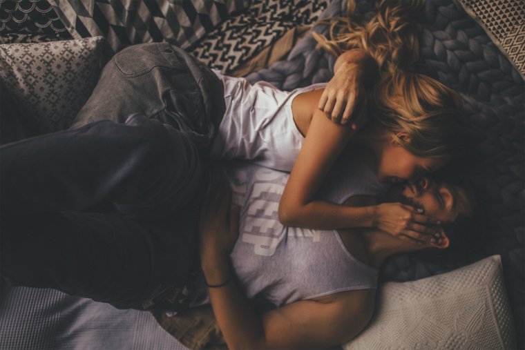 Обнимашки в кровати