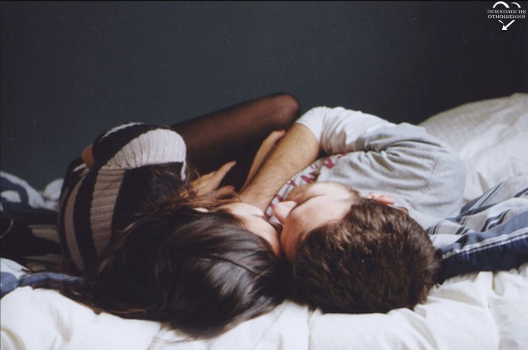 Парочка лежит в обнимку