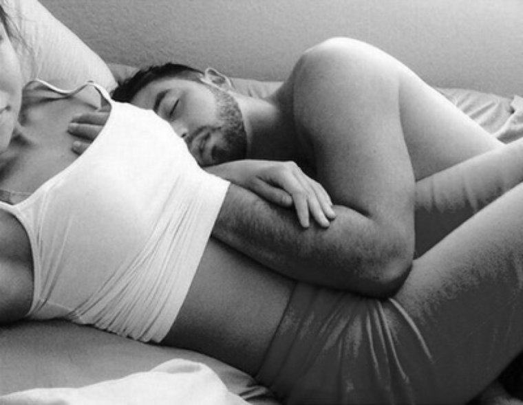 Пара спит в кровати