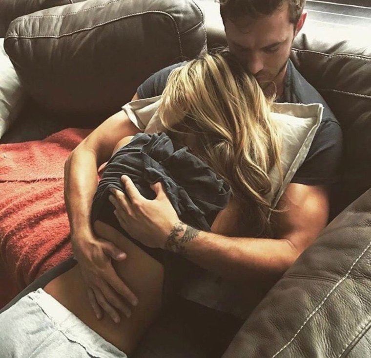 Пара обнимается в постели