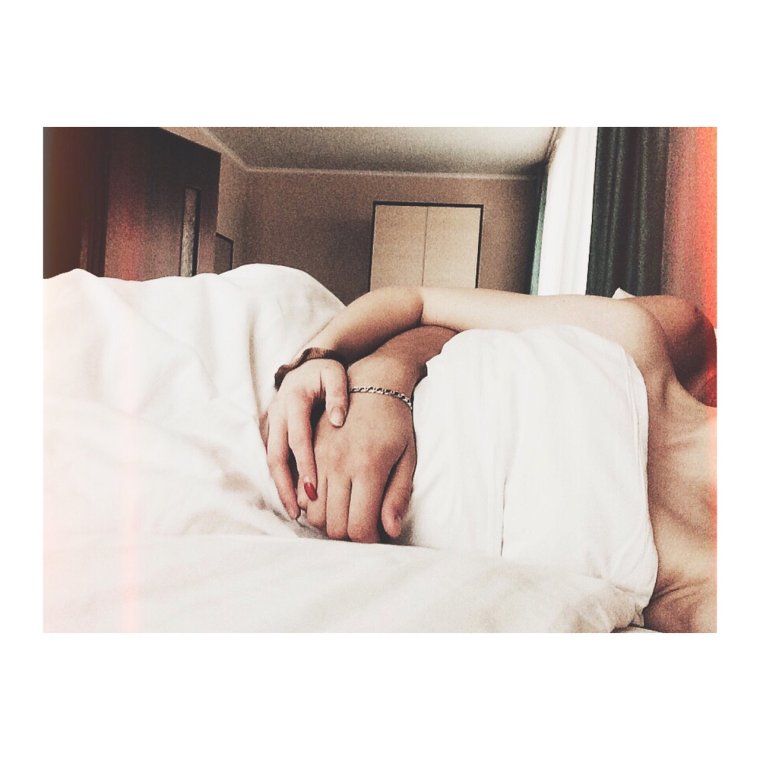 Парень и девушка в постели без лица