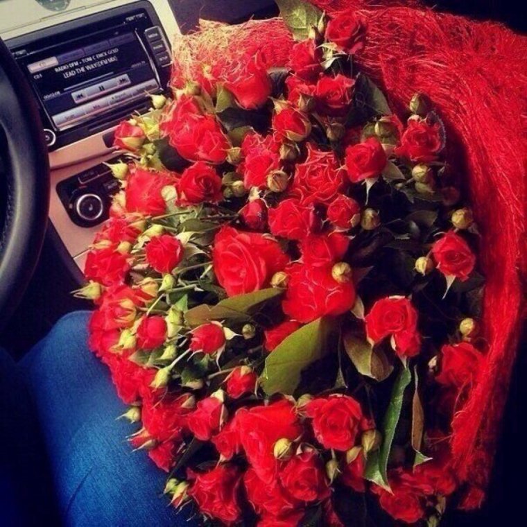 Большой букет роз на полу