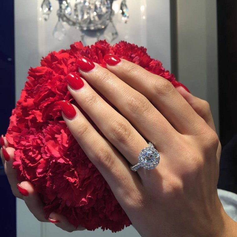 Красное помолвочное кольцо