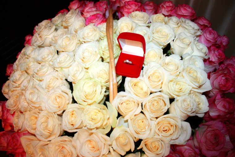 Огромный букет цветов с кольцом