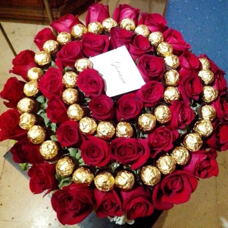 Букет красных роз дома