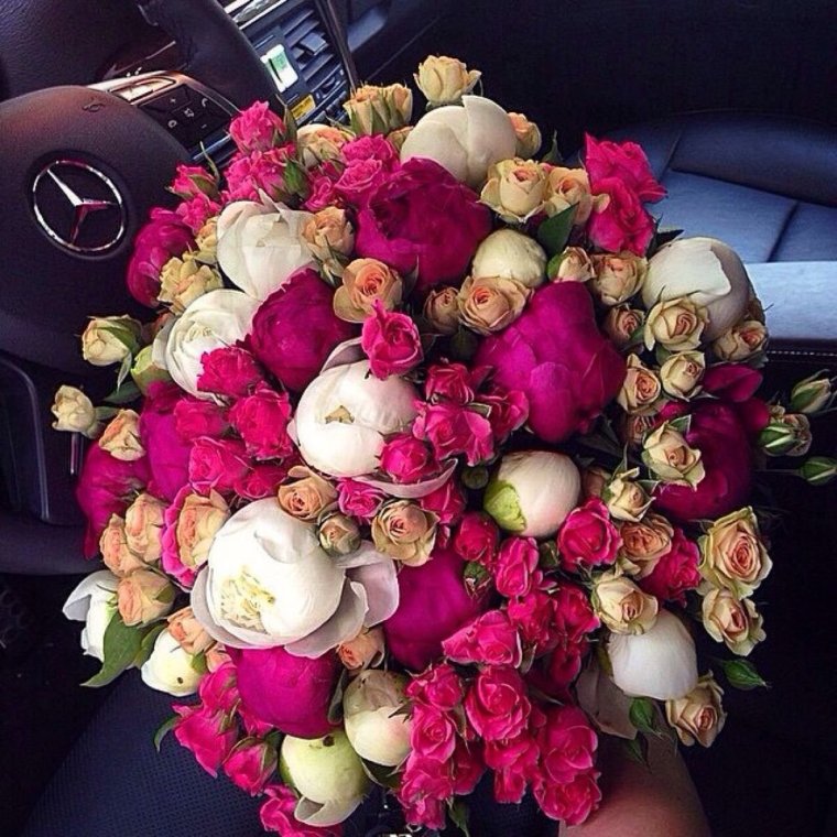 Шикарный букет цветов на столе