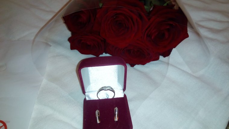 Букет цветов в руках у девушки