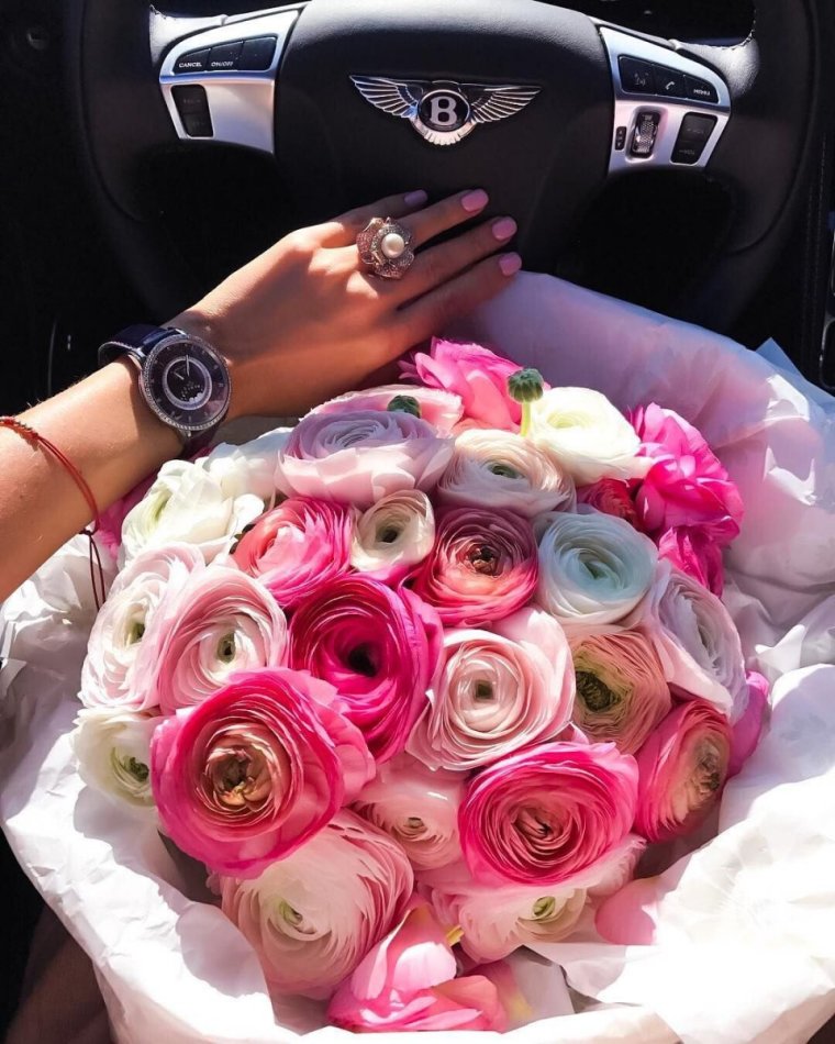 Букет от любимого в машине