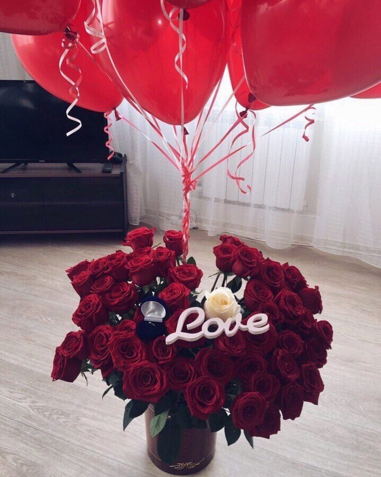 Свадебный букет из красных роз и кольца