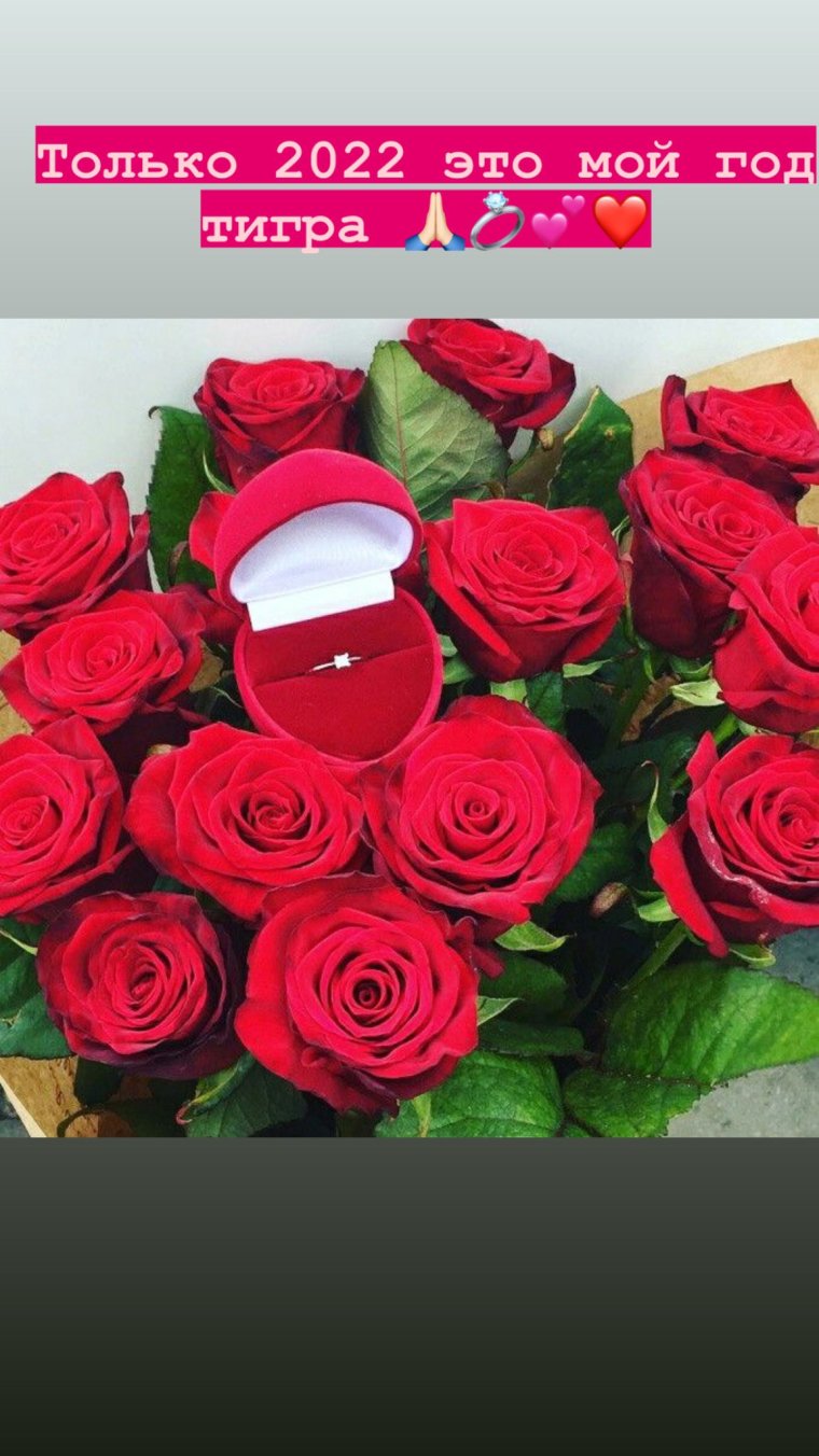 Кольцо в коробочке с цветами